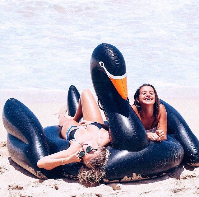 Bouée gonflable Cygne Noir, fun, trendy, spécial pool party, bouée pour la piscine et la plage, matériel en PVC environnemental, taille XL, pour une personne, couleur Black - Noir, le meilleur des bouées pour l'été!