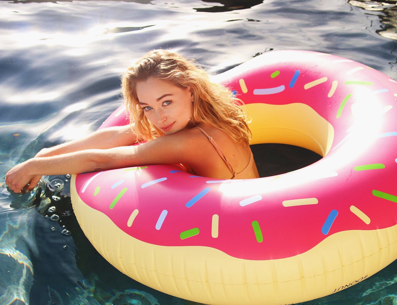 Bouée gonflable Donut Pink, fun, trendy, spécial pool party, bouée pour la piscine et la plage, matériel en PVC environnemental, taille XL, pour une ou deux personnes, couleur Rose, le meilleur des bouées pour l'été!