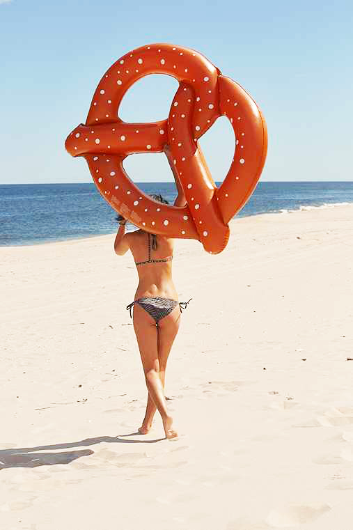 Bouée gonflable Pretzel, fun, trendy, spécial pool party, bouée pour la piscine et la plage, matériel en PVC environnement, pour une personne, couleur Marron, le meilleur des bouées pour l'été!