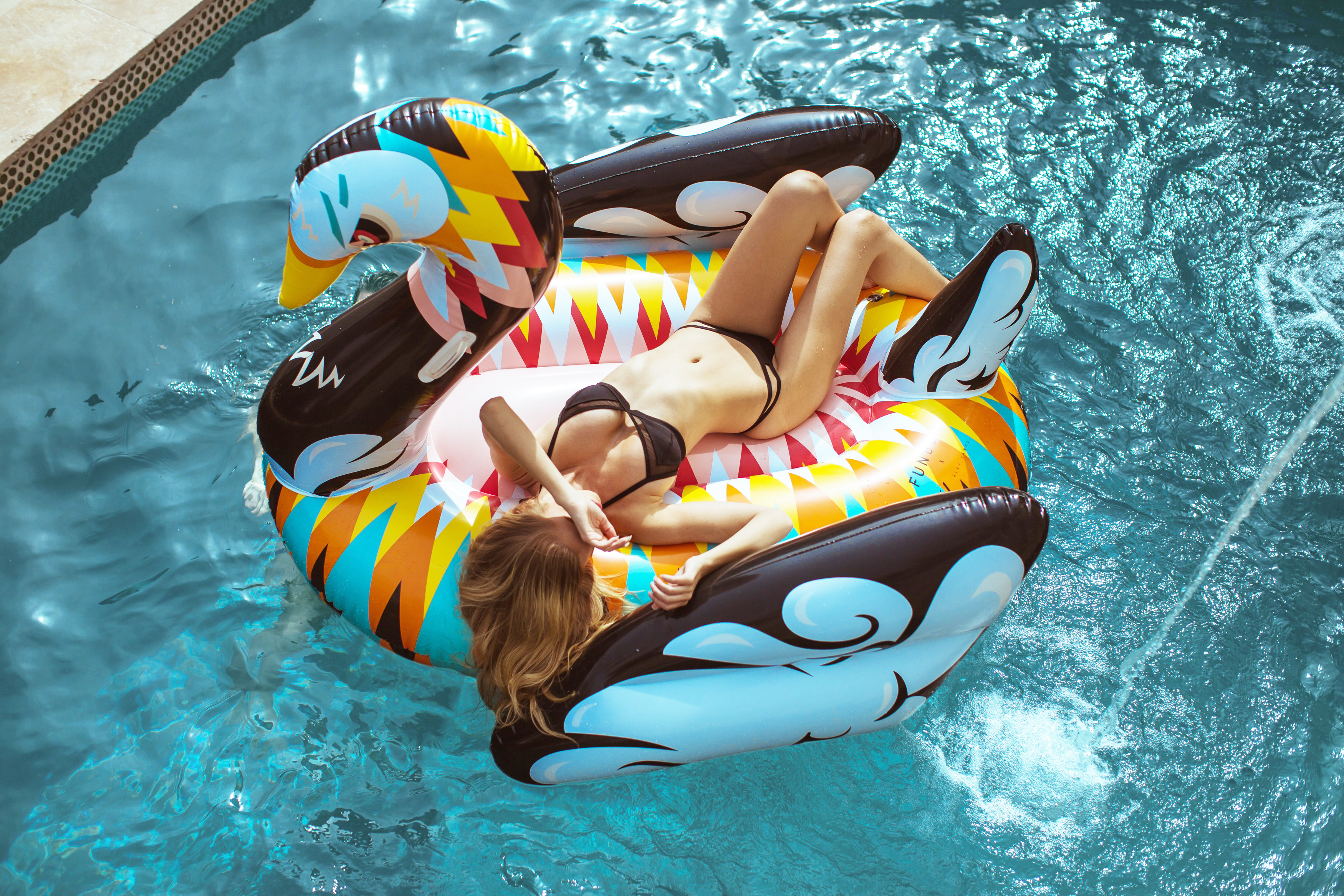 Bouée gonflable Cygne Design, matelas original gonflable pour la piscine et la plage, modèle original!!! nouveauté, fun, trendy, spécial pool party, bouée pour la piscine et la plage, matériel en PVC environnemental, taille XL, pour une ou deux personnes, couleur Multicolore, le meilleur des bouées pour l'été!