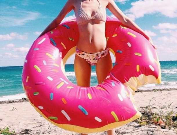 Bouée gonflable Donut Pink, fun, trendy, spécial pool party, bouée pour la piscine et la plage, matériel en PVC environnemental, taille XL, pour une ou deux personnes, couleur Rose, le meilleur des bouées pour l'été!